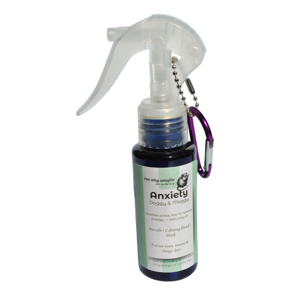 Calming pet spray with essential oils to reduce stress and anxiety in dogs and cats.
