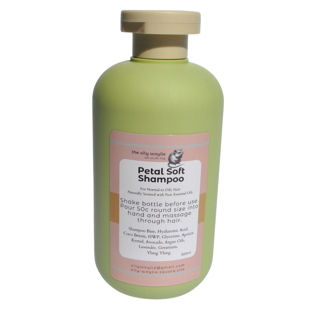 Gentle floral shampoo for soft, hydrated hair.